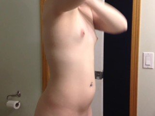 隠しカメラは、シャワーNAKEDの若いルームメイトをキャッチ