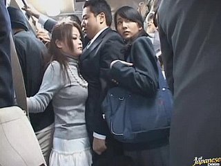 淘气的亚洲女生给人一种口交在拥挤的公交车